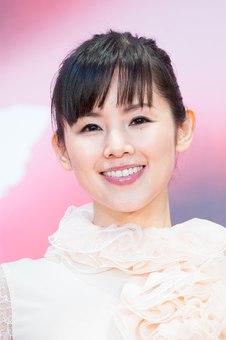 小西真奈美 サーモンピンクのニットで露わになった 胸の膨らみ が大注目 ぐるぐるアンテナ